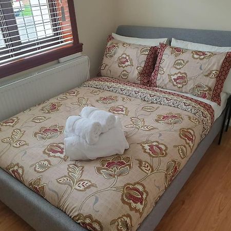 London Luxury 6 Bedroom Family House Sleeps 12 People Parking For 4 Cars Close To Tube. Chigwell Eksteriør billede