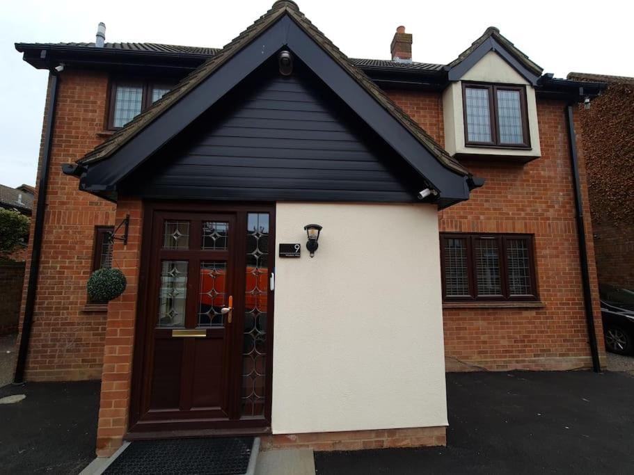 London Luxury 6 Bedroom Family House Sleeps 12 People Parking For 4 Cars Close To Tube. Chigwell Eksteriør billede
