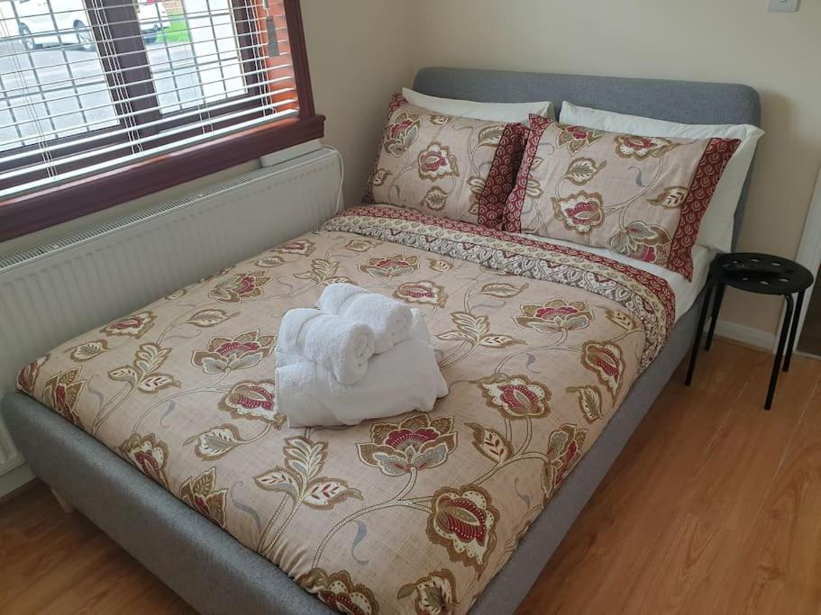 London Luxury 6 Bedroom Family House Sleeps 12 People Parking For 4 Cars Close To Tube. Chigwell Eksteriør billede