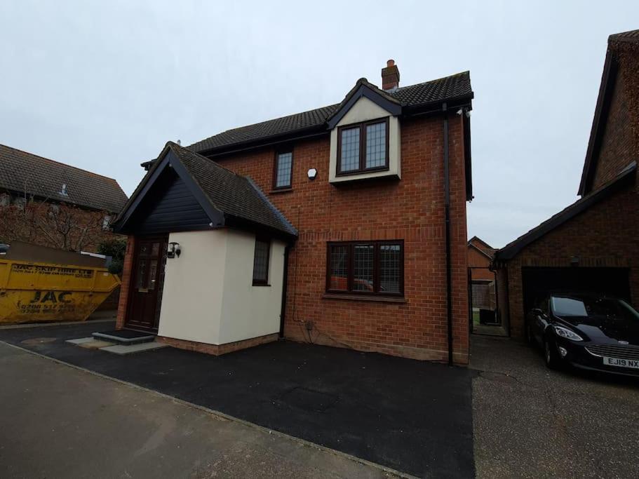 London Luxury 6 Bedroom Family House Sleeps 12 People Parking For 4 Cars Close To Tube. Chigwell Eksteriør billede