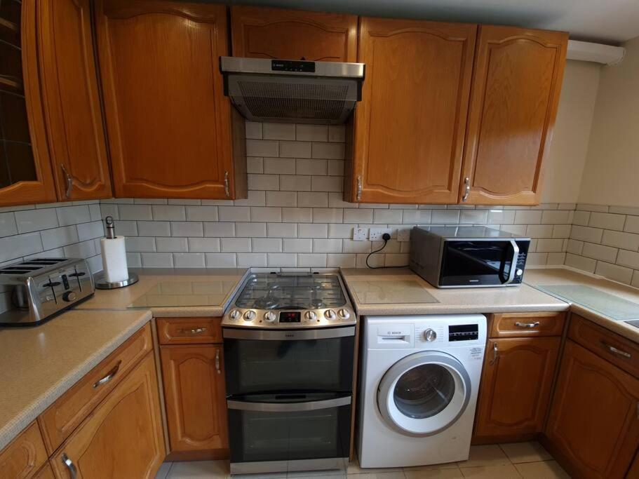 London Luxury 6 Bedroom Family House Sleeps 12 People Parking For 4 Cars Close To Tube. Chigwell Eksteriør billede
