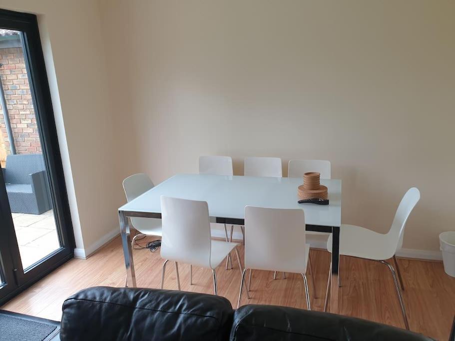 London Luxury 6 Bedroom Family House Sleeps 12 People Parking For 4 Cars Close To Tube. Chigwell Eksteriør billede