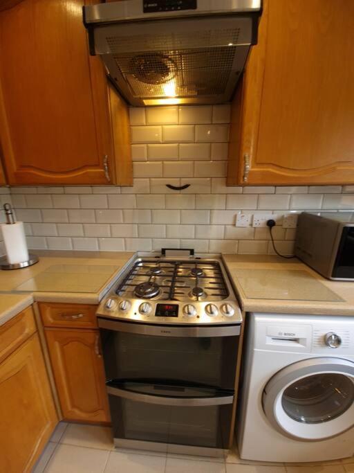 London Luxury 6 Bedroom Family House Sleeps 12 People Parking For 4 Cars Close To Tube. Chigwell Eksteriør billede