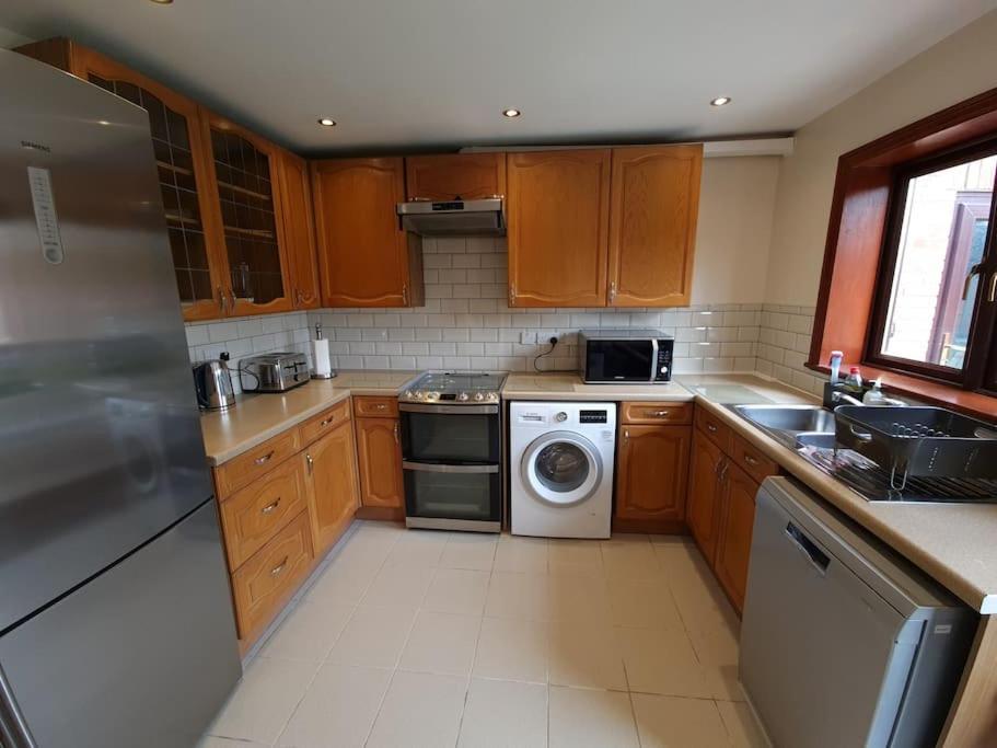London Luxury 6 Bedroom Family House Sleeps 12 People Parking For 4 Cars Close To Tube. Chigwell Eksteriør billede