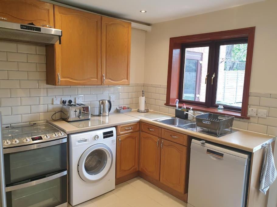 London Luxury 6 Bedroom Family House Sleeps 12 People Parking For 4 Cars Close To Tube. Chigwell Eksteriør billede