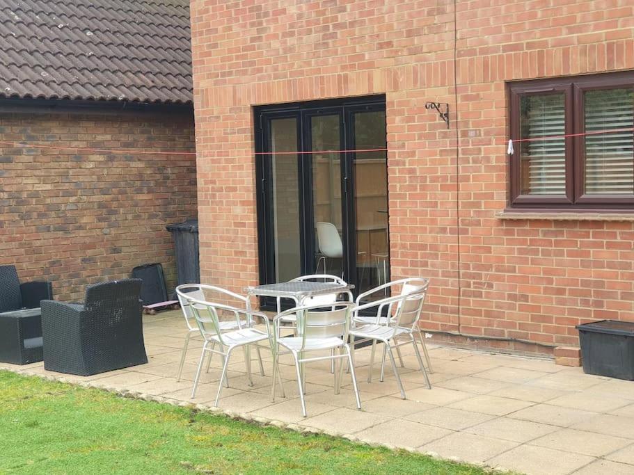 London Luxury 6 Bedroom Family House Sleeps 12 People Parking For 4 Cars Close To Tube. Chigwell Eksteriør billede