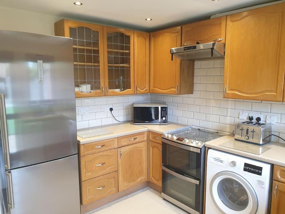 London Luxury 6 Bedroom Family House Sleeps 12 People Parking For 4 Cars Close To Tube. Chigwell Eksteriør billede