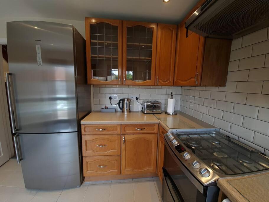 London Luxury 6 Bedroom Family House Sleeps 12 People Parking For 4 Cars Close To Tube. Chigwell Eksteriør billede
