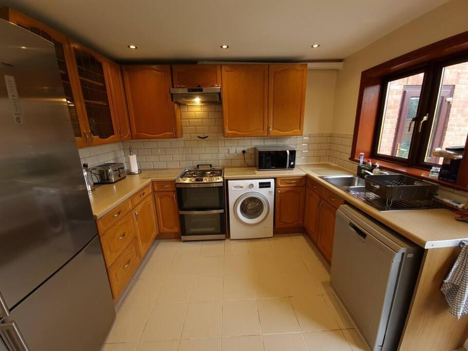 London Luxury 6 Bedroom Family House Sleeps 12 People Parking For 4 Cars Close To Tube. Chigwell Eksteriør billede