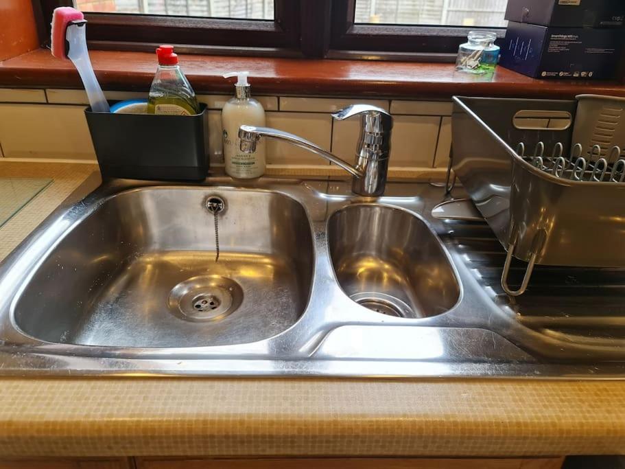 London Luxury 6 Bedroom Family House Sleeps 12 People Parking For 4 Cars Close To Tube. Chigwell Eksteriør billede