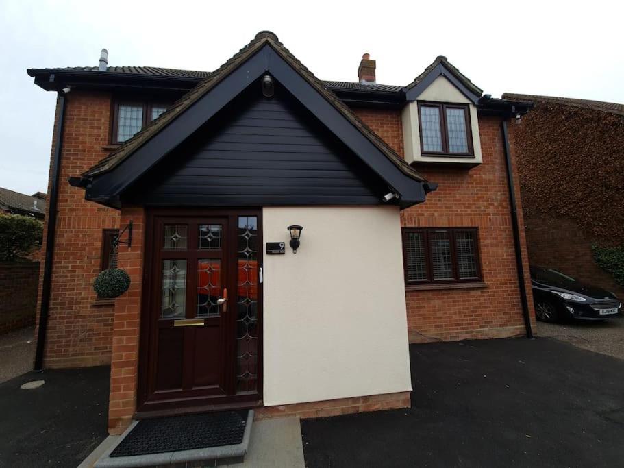 London Luxury 6 Bedroom Family House Sleeps 12 People Parking For 4 Cars Close To Tube. Chigwell Eksteriør billede