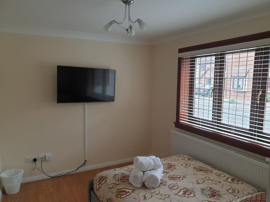 London Luxury 6 Bedroom Family House Sleeps 12 People Parking For 4 Cars Close To Tube. Chigwell Eksteriør billede