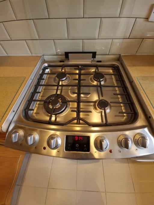 London Luxury 6 Bedroom Family House Sleeps 12 People Parking For 4 Cars Close To Tube. Chigwell Eksteriør billede