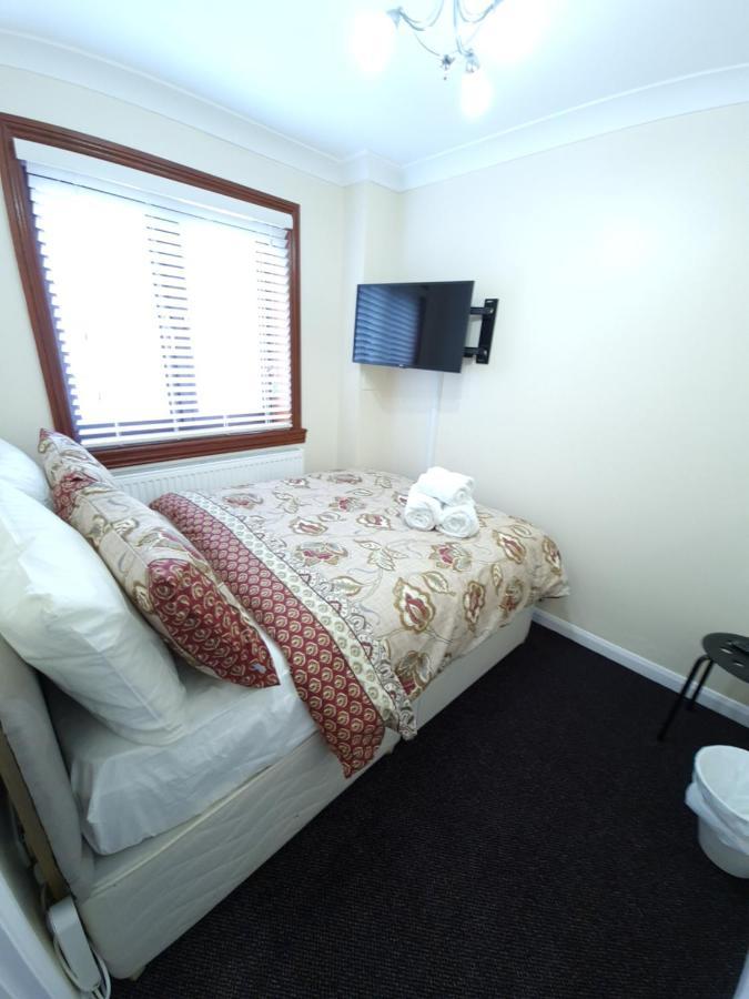 London Luxury 6 Bedroom Family House Sleeps 12 People Parking For 4 Cars Close To Tube. Chigwell Eksteriør billede