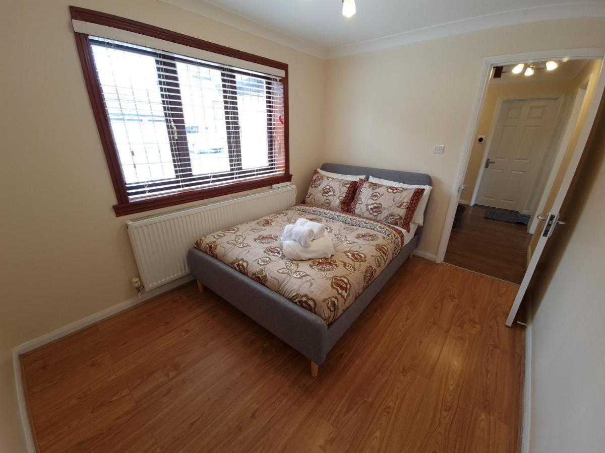 London Luxury 6 Bedroom Family House Sleeps 12 People Parking For 4 Cars Close To Tube. Chigwell Eksteriør billede