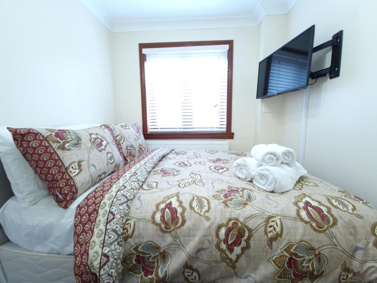 London Luxury 6 Bedroom Family House Sleeps 12 People Parking For 4 Cars Close To Tube. Chigwell Eksteriør billede