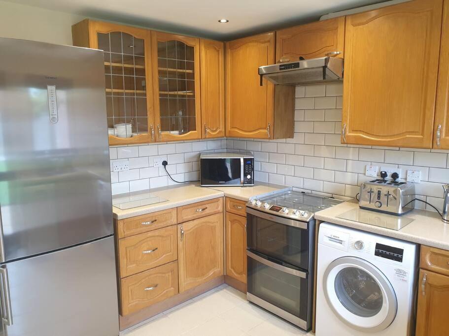 London Luxury 6 Bedroom Family House Sleeps 12 People Parking For 4 Cars Close To Tube. Chigwell Eksteriør billede
