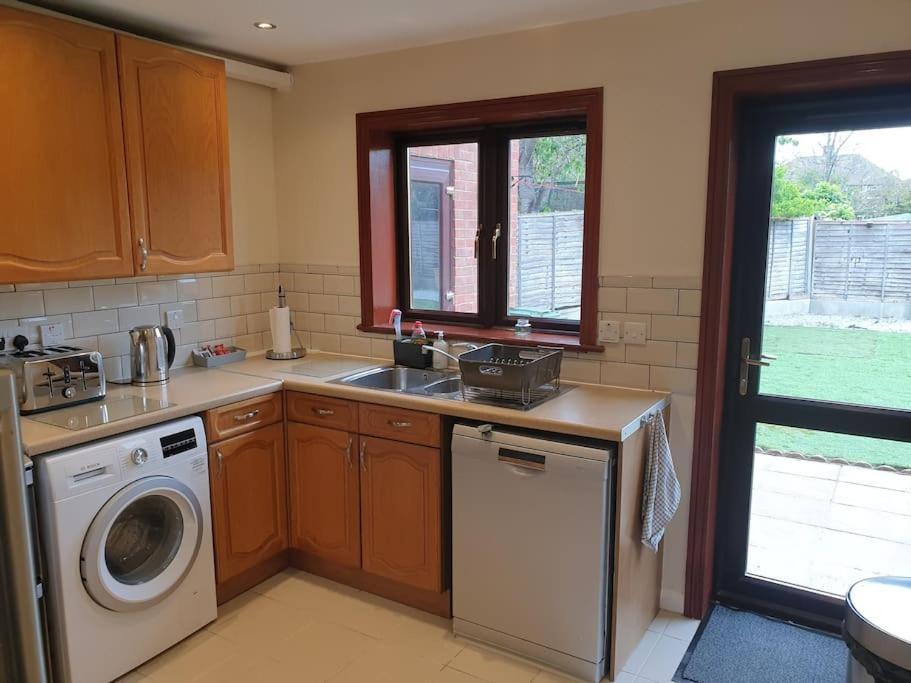 London Luxury 6 Bedroom Family House Sleeps 12 People Parking For 4 Cars Close To Tube. Chigwell Eksteriør billede
