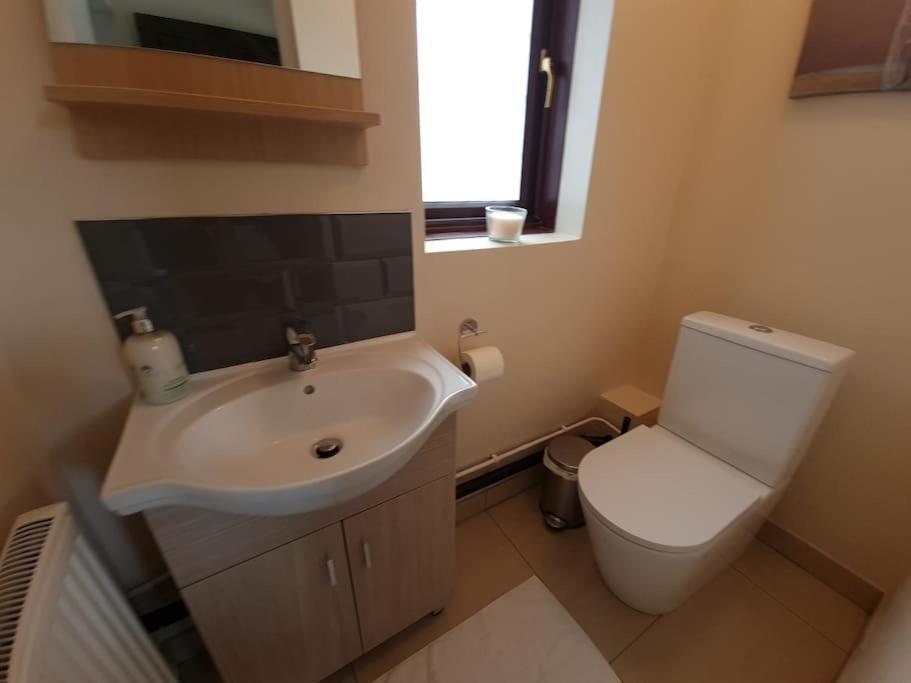 London Luxury 6 Bedroom Family House Sleeps 12 People Parking For 4 Cars Close To Tube. Chigwell Eksteriør billede