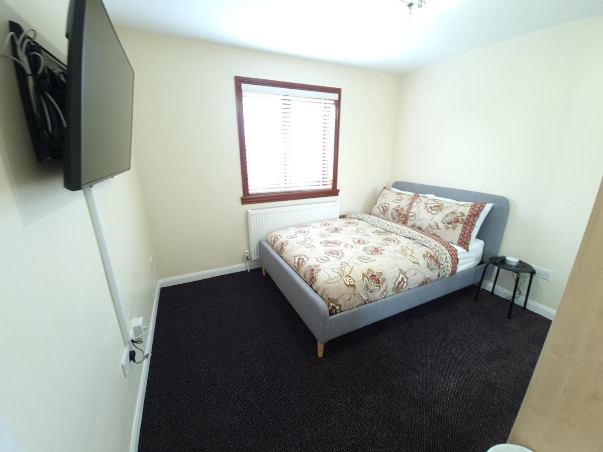 London Luxury 6 Bedroom Family House Sleeps 12 People Parking For 4 Cars Close To Tube. Chigwell Eksteriør billede